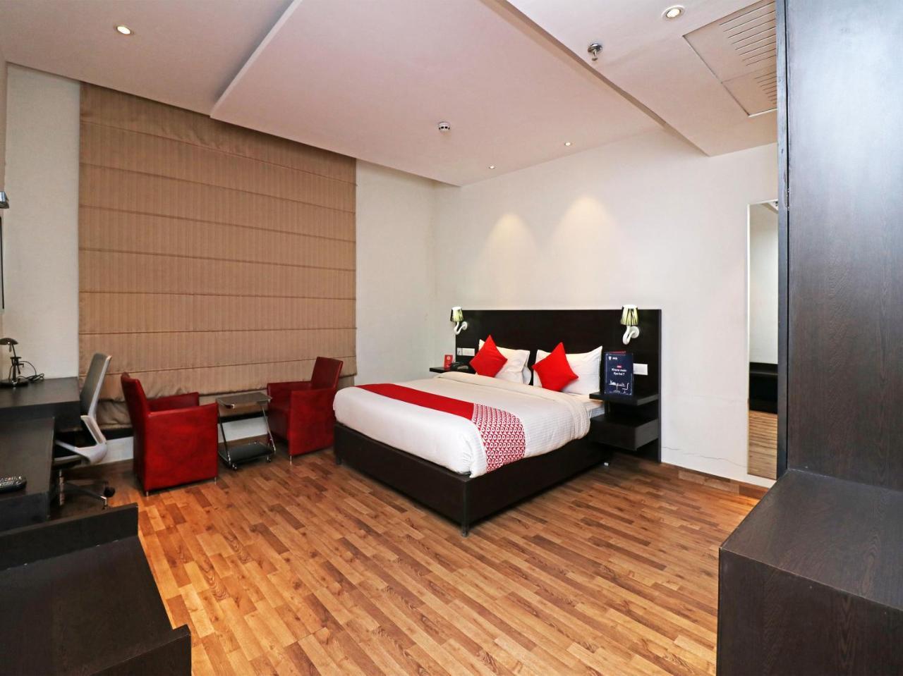Capital O 19296 Joy Inn & Suites Bhiwadi Buitenkant foto