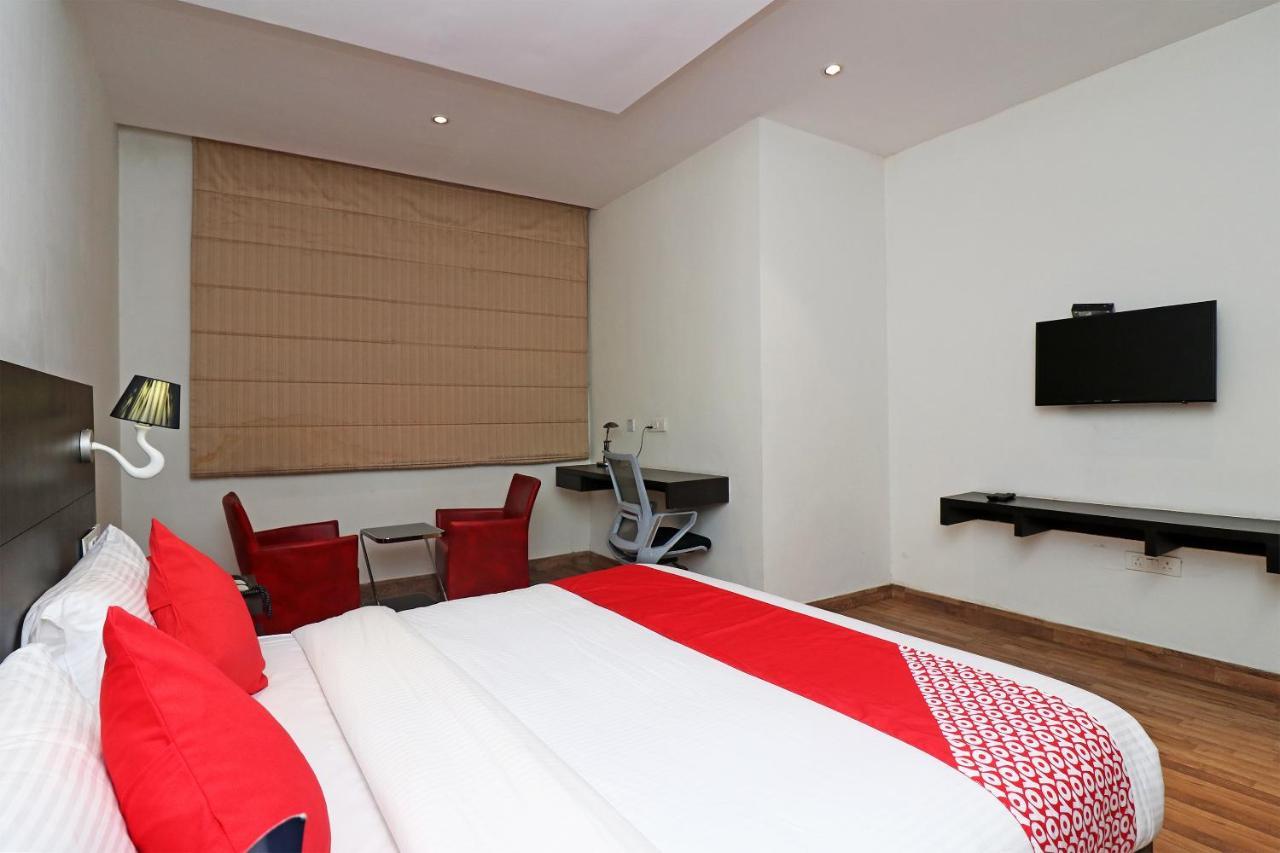 Capital O 19296 Joy Inn & Suites Bhiwadi Buitenkant foto