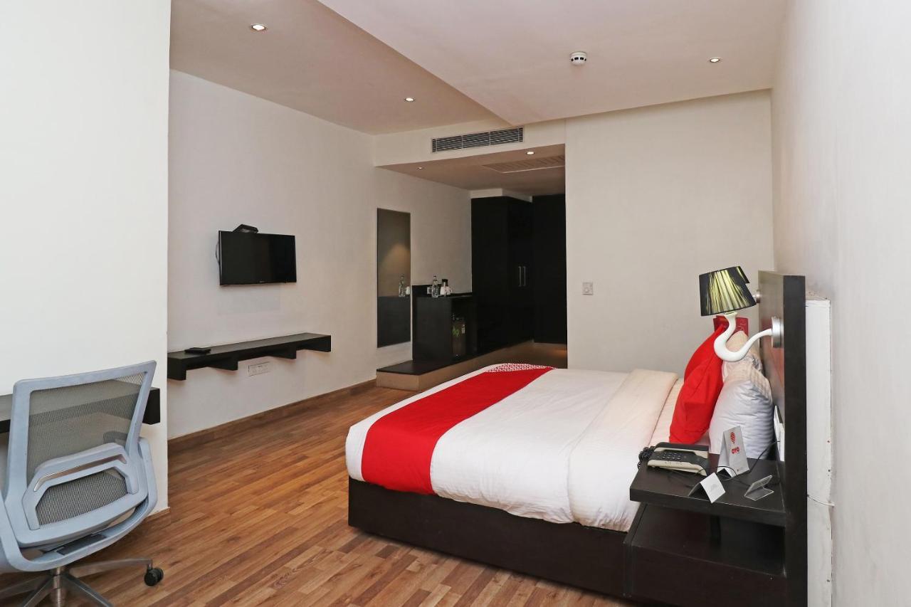 Capital O 19296 Joy Inn & Suites Bhiwadi Buitenkant foto