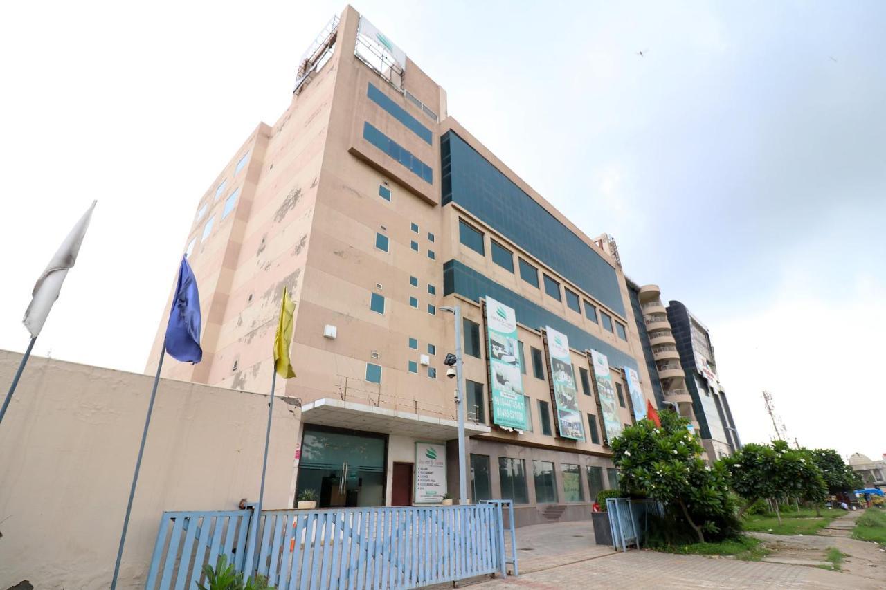 Capital O 19296 Joy Inn & Suites Bhiwadi Buitenkant foto